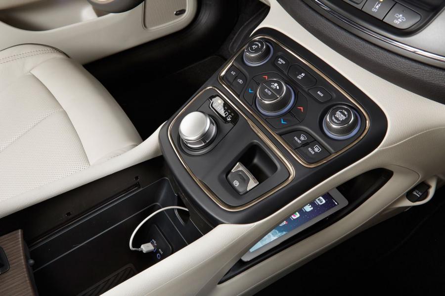  Chrysler 200 2015 года  (фото 28 из 207)